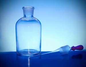 KROPLOMIERZ Z PIPETKĄ I GUMOWYM SMOCZKIEM POJ. 60 ML BIAŁY 