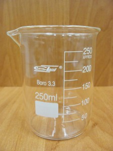 ZLEWKA SZKLANA Z WYLEWEM POJ. 250 ML, NISKA, SKALOWANA  E