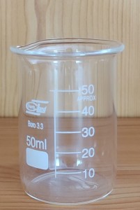 ZLEWKA SZKLANA Z WYLEWEM POJ. 50 ML, NISKA, SKALOWANA 